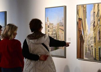 Los primeros visitantes de la muestra / FOTO: Ayto.