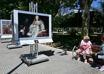 Parte de las obras expuestas en el entorno de la plaza / FOTO: Eulogio García