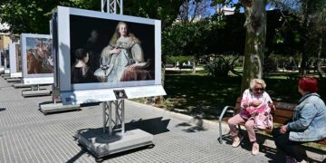 Parte de las obras expuestas en el entorno de la plaza / FOTO: Eulogio García