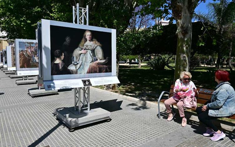 Parte de las obras expuestas en el entorno de la plaza / FOTO: Eulogio García