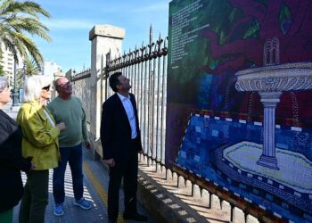 El alcalde se detiene en uno de los textos / FOTO: Eulogio García