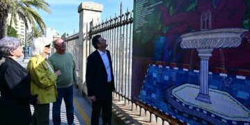 El alcalde se detiene en uno de los textos / FOTO: Eulogio García