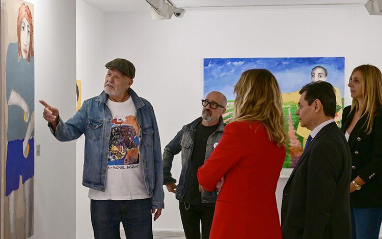 Cano guiando por sus obras en la inauguración / FOTO: Eulogio García