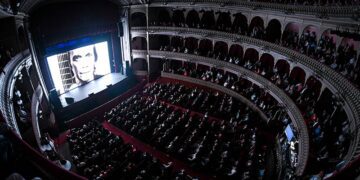 El teatro, lleno / FOTO: Carlos Álvarez y Borja Benito (para 
La Academia Latina de la Grabación)