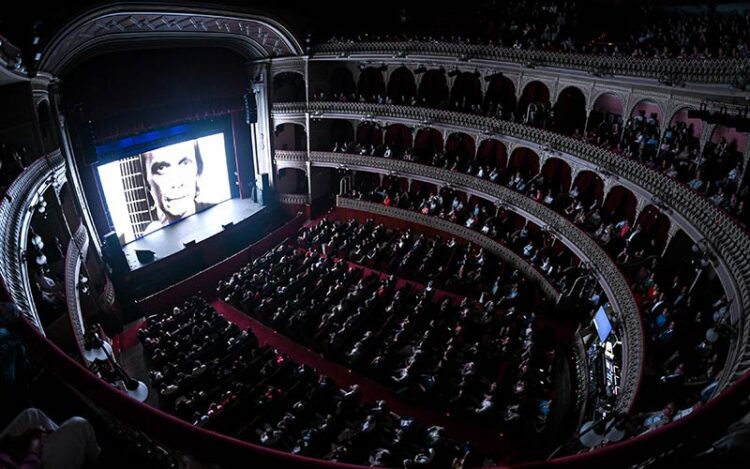 El teatro, lleno / FOTO: Carlos Álvarez y Borja Benito (para 
La Academia Latina de la Grabación)