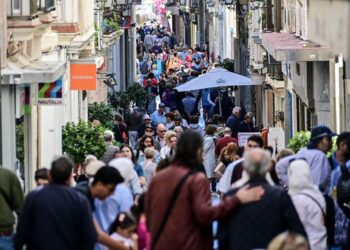Gaditanos y turistas conviviendo en una calle del centro / FOTO: Eulogio García