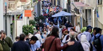 Gaditanos y turistas conviviendo en una calle del centro / FOTO: Eulogio García