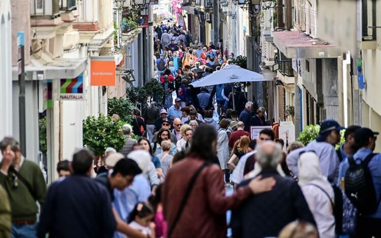 Gaditanos y turistas conviviendo en una calle del centro / FOTO: Eulogio García