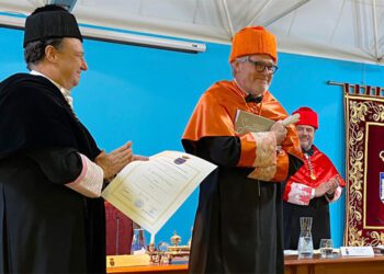 Una vez investido doctor honoris causa / FOTO: UCA