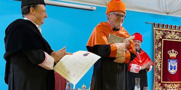 Una vez investido doctor honoris causa / FOTO: UCA