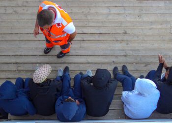 Migrantes recién llegados atendidos por Cruz Roja / FOTO: Eulogio García