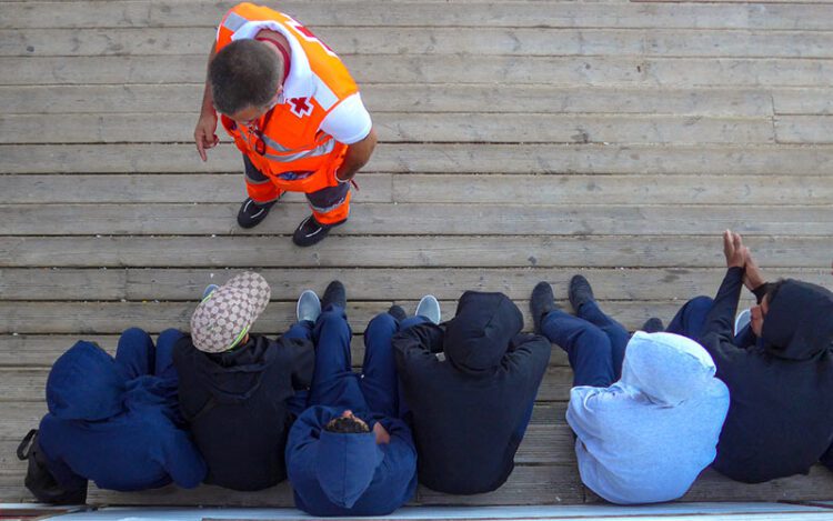 Migrantes recién llegados atendidos por Cruz Roja / FOTO: Eulogio García