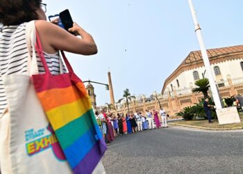 Izado de la arcoíris por el Día del Orgullo de 2023 / FOTO: Eulogio García