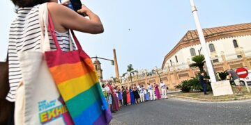Izado de la arcoíris por el Día del Orgullo de 2023 / FOTO: Eulogio García