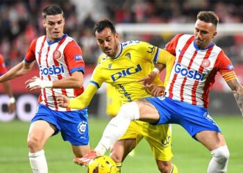 Juanmi luchando entre dos rivales / FOTO: Cádiz CF