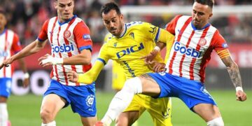 Juanmi luchando entre dos rivales / FOTO: Cádiz CF