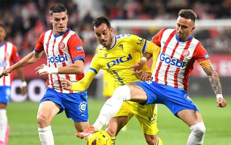 Juanmi luchando entre dos rivales / FOTO: Cádiz CF