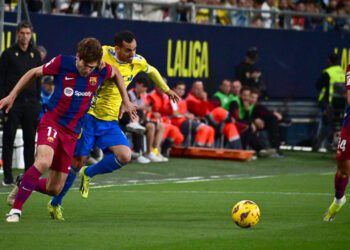 Juanmi peleando la pelota a un culé / FOTO: Eulogio García