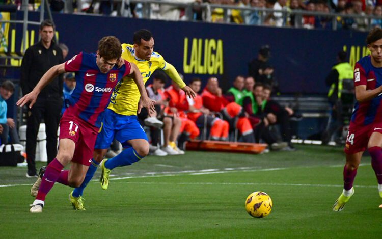 Juanmi peleando la pelota a un culé / FOTO: Eulogio García