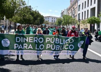 Cabecera de la marcha bajando la Cuesta de las Calesas / FOTO: Eulogio García