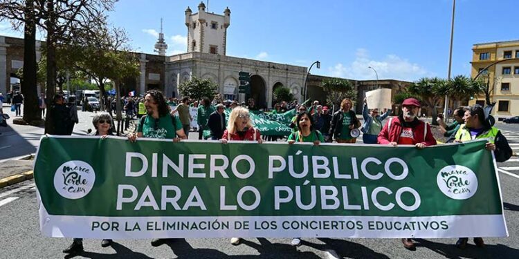 Inicio de la marcha en las Puertas de Tierra / FOTO: Eulogio García