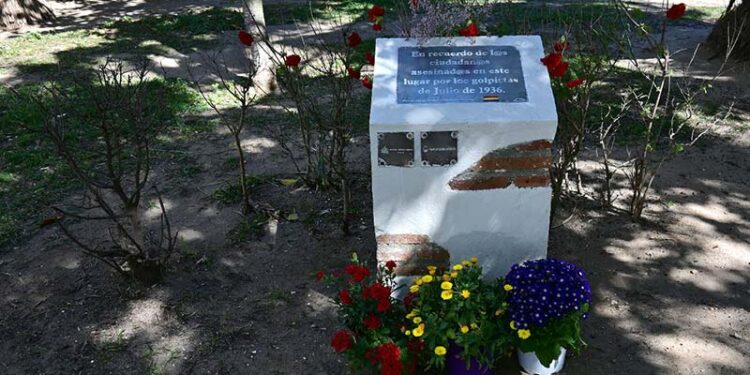 Monolito en Asdrúbal en recuerdo a las víctimas del franquismo / FOTO: Eulogio García