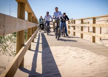 La arena va engullendo poco a poco las tarimas / FOTO: Ereagafoto