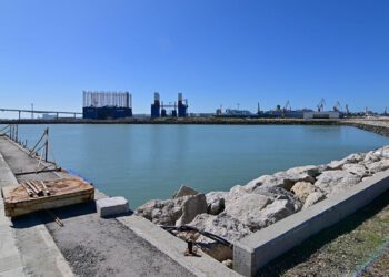 Zona de ampliación de la nueva terminal donde descansa ahora el pecio a trasladar de nuevo / FOTO: Eulogio García