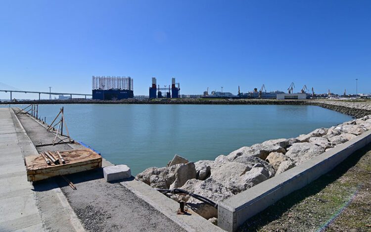 Zona de ampliación de la nueva terminal donde descansa ahora el pecio a trasladar de nuevo / FOTO: Eulogio García