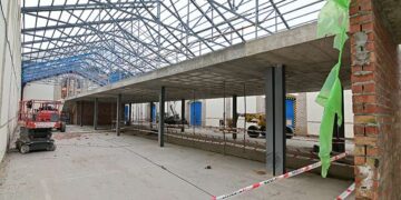 Obras en los antiguos depósitos de tabaco hace unos meses / FOTO: Eulogio García