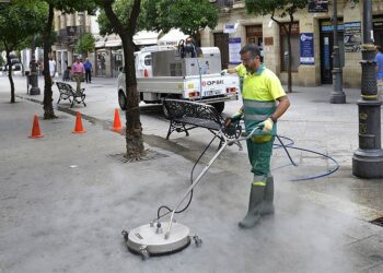 Operario de limpieza en el centro / FOTO: Ayto.