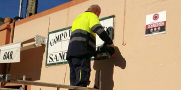 Operario retirando el azulejo del Sancho Dávila meses atrás / FOTO: Ayto.