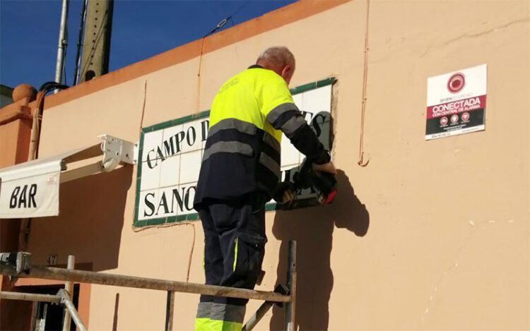 Operario retirando el azulejo del Sancho Dávila meses atrás / FOTO: Ayto.