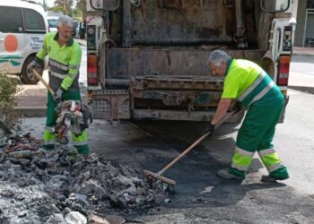 Trabajadores de la limpieza retirando los restos de un contenedor calcinado / FOTO: Ayto.