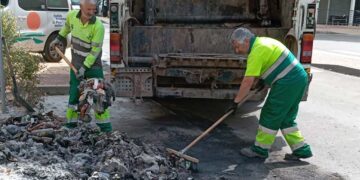 Trabajadores de la limpieza retirando los restos de un contenedor calcinado / FOTO: Ayto.