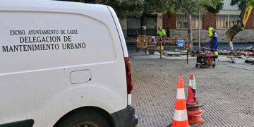 Operarios de Mantenimiento Urbano actuando en San José / FOTO: Eulogio García