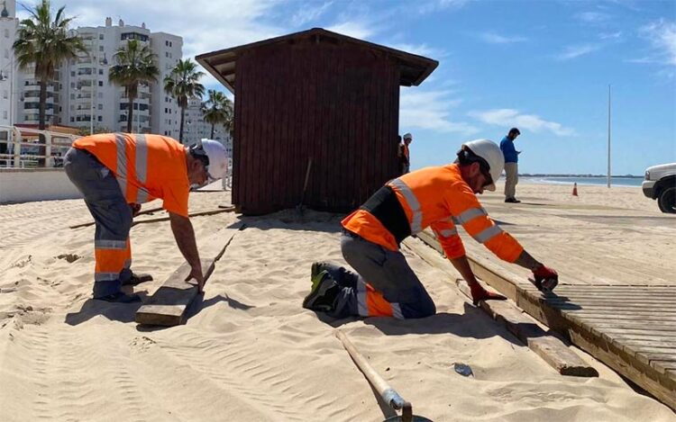 Recolocando pasarelas de madera en Valdelagrana / FOTO: Ayto.