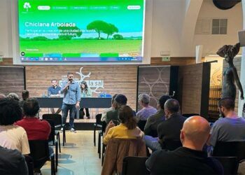 Presentando la web en un encuentro público / FOTO: Ayto.