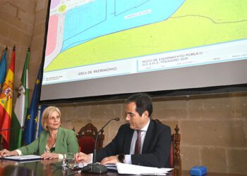 Alcaldesa y consejero detallando la localización del futuro edificio / FOTO: Ayto.