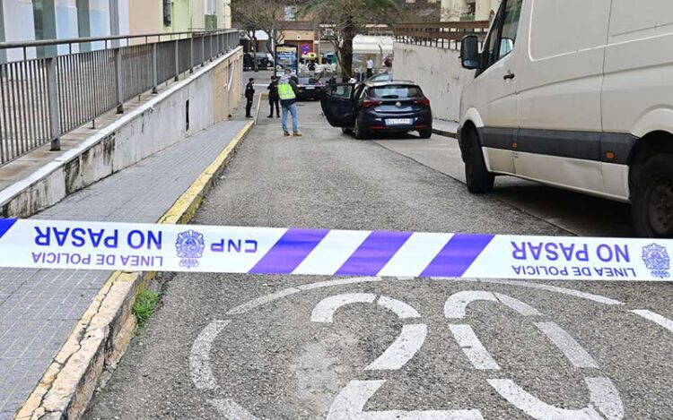 Agentes policiales en el lugar de los hechos / FOTO: Eulogio García