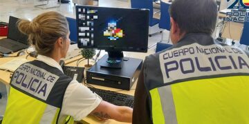 Agentes policiales investigando desde el despacho / FOTO: Policía Nacional