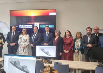 Supervisando la flamante aula / FOTO: UCA