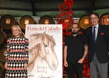 Junto al afiche ejecutado con realizado con vinos de Jerez / FOTO: Ayto.