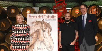 Junto al afiche ejecutado con realizado con vinos de Jerez / FOTO: Ayto.