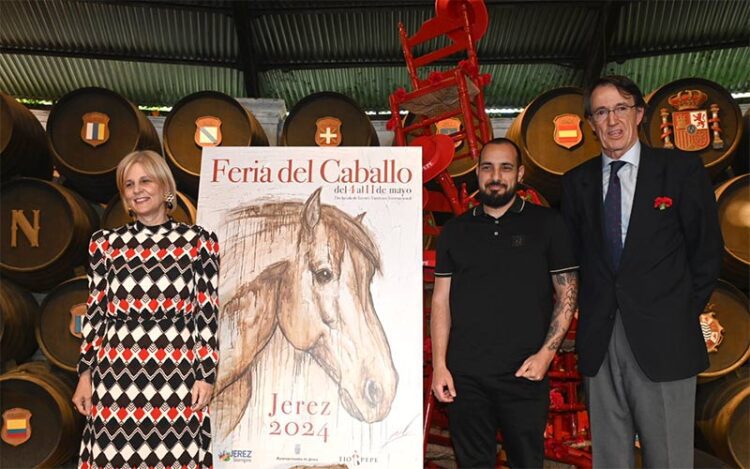 Junto al afiche ejecutado con realizado con vinos de Jerez / FOTO: Ayto.