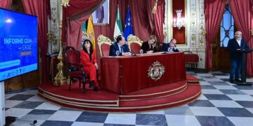 Detallando el último informe en el Salón Regio / FOTO: Eulogio García