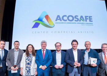 Posado con el nuevo logo / FOTO: Junta