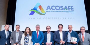 Posado con el nuevo logo / FOTO: Junta