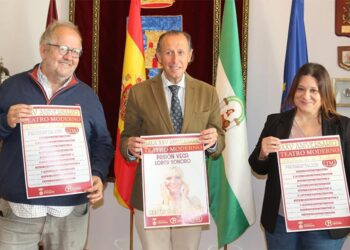 Presentando los carteles del programa conmemorativo / FOTO: Ayto.