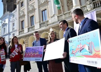 Presentando la campaña a las puertas del Ayuntamiento / FOTO: Eulogio García